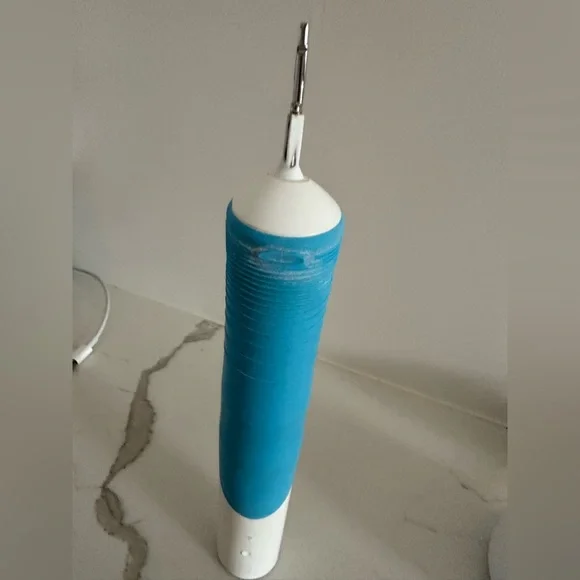 Braun Oral B Vitality Battery Operated Toothbrush with Blue and White Design - Picture 3 of 5